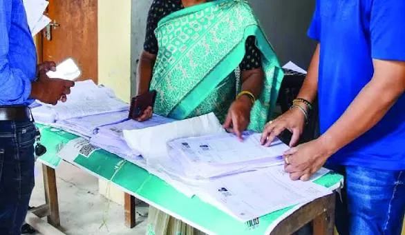 नवी मुंबई की फोटोकॉपी दुकान में फॉर्म मिलने के बाद पांच बीएलओ निलंबित