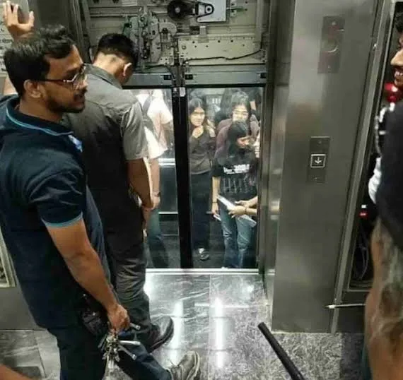 मुंबई: चर्चगेट मेट्रो स्टेशन के लिफ्ट में तकनीकी खराबी, यात्री फंसे; मची चीख-पुकार