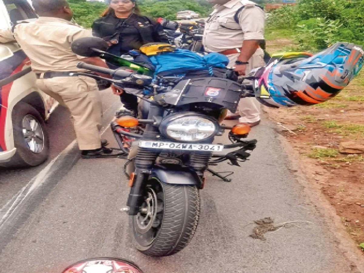मुंबई : ट्रेलर ने मुंबई की महिला बाइक राइडर को कुचला, अस्पताल में मौत