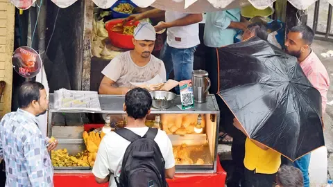 मुंबई : तुकाराम मुंढे की सख्ती का असर! मुंबई के वड़ा पाव स्टॉल बदले, अब खाने के तेल पर फूड एंड ड्रग एडमिनिस्ट्रेशन की नजर