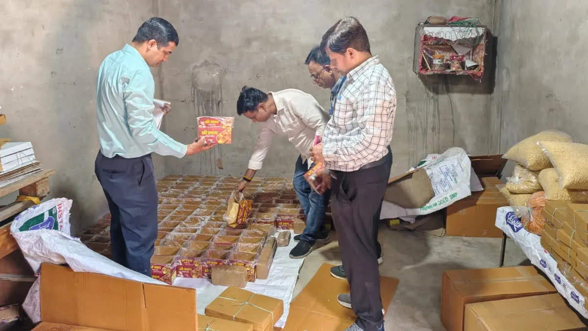 मुंबई: बच्चों को कुरकुरे, मैगी और लेज़ देने से पहले सावधान, मुंबई में पैकेट पर बदली जा रही थी एक्सपायरी डेट