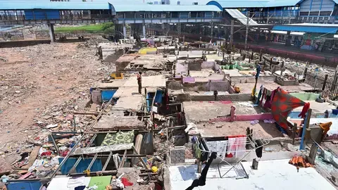 बांद्रा ईस्ट के गरीब नगर में 100 परिवारों का सितंबर तक पुनर्वास, इसके बाद बाकी झोपड़ियां हटाने की तैयारी