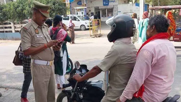 लखनऊ : उत्तर प्रदेश में बाइक पर पीछे बैठने वाले के लिए भी हेलमेट अनिवार्य... नहीं पहनने पर कटेगा चालान