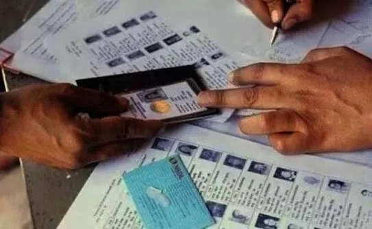 नई दिल्ली : चुनाव आयोग का बड़ा फैसला... वोटर लिस्ट में नाम दर्ज कराने की अवधि बढ़ी, 4 दिसंबर को प्रकाशन