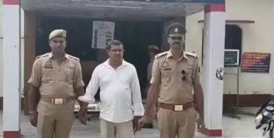 आजमगढ़ः पुलिस की वर्दी, शराब ठेके का ऑफर... 5वीं पास शख्स ने ठगे 90 हजार