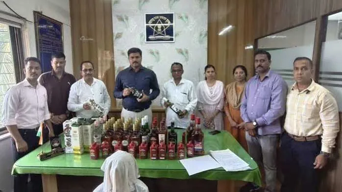 मुंबई : ट्रेन से 71,560 रुपए की शराब जब्त... अटेंडेंट के रूप में कार्यरत एक व्यक्ति गिरफ्तार