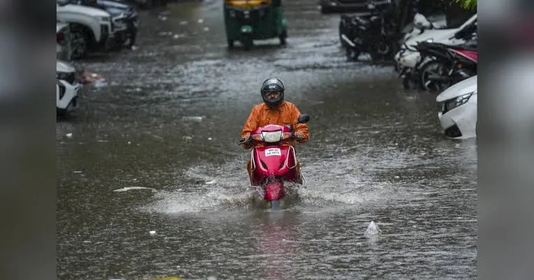 नई दिल्ली : देशभर के 25 राज्यों में भारी बारिश का अलर्ट जारी, लिस्ट में आपका शहर तो नहीं?