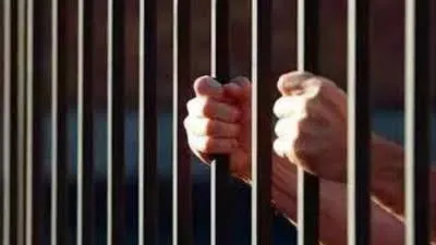 मुंबई : 'फिसलकर गिरा', फिर दो बार होठों पर किया किस, मुंबई के शख्स को 1 साल की जेल, जानिए पूरा मामला
