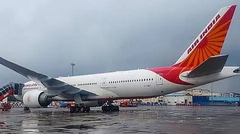 मुंबई से देहरादून जा रही फ्लाइट को अचानक करना पड़ा लखनऊ डायवर्ट; यात्री हुए परेशान, जानिए पूरा मामला