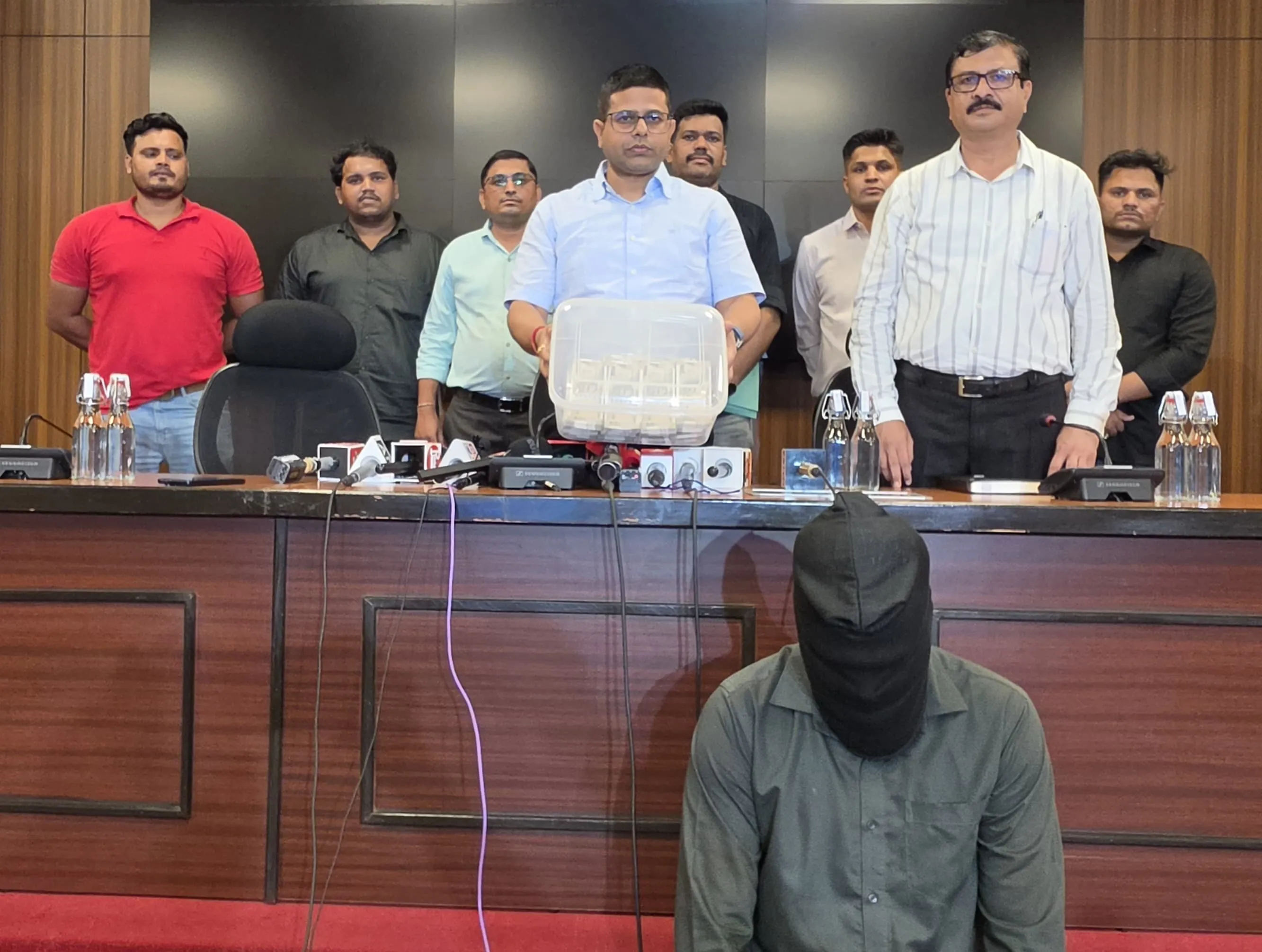 मेट्रो सिनेमा के पास ₹10.64 लाख के नकली नोट जब्त, ठाणे का 38 वर्षीय व्यक्ति गिरफ्तार