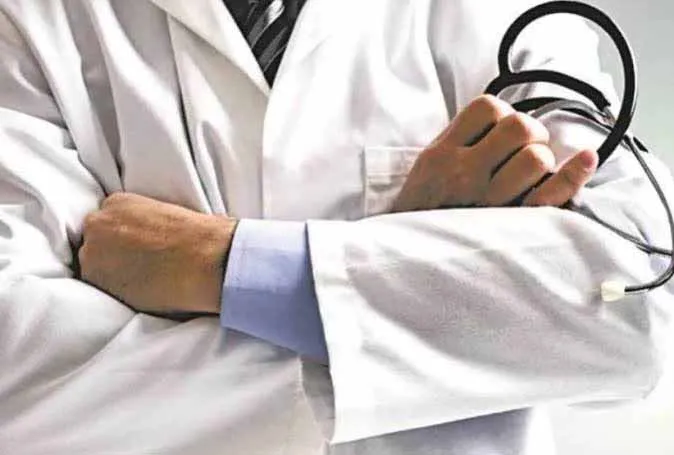 मुंबई : बीएमसी के 100 डॉक्टरों को नोटिस...  केईएम, सायन, नायर समेत पांच प्रमुख अस्पतालों के डॉक्टरों पर कार्रवाई