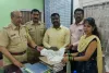 कुर्ला अस टी डिपो से बस पकड़ने की जल्दबाजी महिला ने खो दिया था अपना पर्स , नेहरू नगर पुलिस ने ढूंढ निकाला और उसे लौटाया