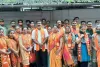 महाराष्ट्र नवनिर्माण सेना (मनसे) में शामिल होने के लिए बड़ी संख्या में राज ठाकरे के घर के बाहर जमा हुई भीड़