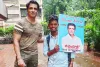 सोनू सूद से प्रभावित एक छात्र हैदराबाद से 700 किलोमीटर का सफर तय कर मुंबई सोनू से मिलने पहुंचा