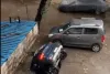 घाटकोपर का एक डरावना वीडियो ट्विटर पर धूम मचा रहा है जहां एक कार को सड़क के अंदर डूबते देखा जा सकता