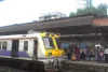 मुंबई के विले पार्ले स्टेशन पर लोकल ट्रेन के सामने कूदकर मुख्य लोको पायलट ने की आत्महत्या...