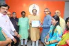 दक्षिण मध्य मुंबई लोकसभा क्षेत्र से शिवसेना UBT उम्मीदवार अनिल देसाई का AB फॉर्म उद्धव ठाकरे ने स्वीकार किया 