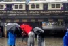 मुंबई में भारी बारिश की चेतावनी, लोगों को घरों में रहने की सलाह; अलर्ट पर आपातकालीन सेवाएं