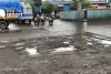 मुंबई : प्रशासनिक लापरवाही के कारण सड़कों पर धूल, गड्ढे; लोग परेशा