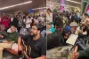 मुंबई : फ़्लाइट में देरी के बीच एयरपोर्ट के अंदर लाइव म्यूज़िकल से यात्रियों का मनोरंजन