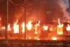 कुर्ला और विद्याविहार रेलवे स्टेशन के बीच लोकल ट्रेन में लगी भीषण आग, मची अफरा-तफरी