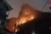मुंब्रा बायपास के समीप स्थित देवी गांव के पास पहाड़ी क्षेत्र में भीषण आग, इलाके में अफरा-तफरी 