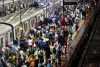 मुंबई : अब नालासोपारा स्टेशन पर लोकल में चढ़ने के लिए लगानी होगी लाइन; भीड़ को नियंत्रित करने के लिए विशेष क्राउड मैनेजमेंट अभियान शुरू