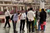 मुंबई : लोकल ट्रेन में बेटिकट यात्रियों की संख्या बढ़ी; 41.90 लाख यात्रियों को पकड़ा