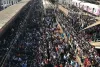विरार रेलवे स्टेशन पर भारी हंगामा: यात्रियों ने ट्रैक जाम किया, मुंबई लोकल सेवा पर असर
