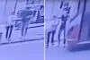 कांदिवली में BEST बस ने 2 पैदल यात्रियों को मारी टक्कर, CCTV में कैद हुई घटना