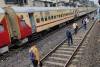 मुंबई: 'सिग्नल, यार्ड और कार शेड से ट्रेन में न चढ़ें यात्री', सेंट्रल रेलवे ने दी चेतावनी