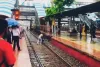 मुंबई : दादर रेलवे स्टेशन पर महिला से बेरहमी का वीडियो वायरल, ट्रैक पर मारपीट देख लोग नाराज