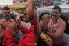 छत्रपति संभाजीनगर : एफडीए अधिकारी को भीड़ ने खिलाए एक्सपायर्ड बिस्कुट