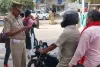 लखनऊ : उत्तर प्रदेश में बाइक पर पीछे बैठने वाले के लिए भी हेलमेट अनिवार्य... नहीं पहनने पर कटेगा चालान