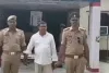 आजमगढ़ः पुलिस की वर्दी, शराब ठेके का ऑफर... 5वीं पास शख्स ने ठगे 90 हजार