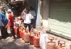 मुंबई : चेंबूर में  एलपीजी सिलेंडर की भारी कमी, लोगों ने सुबह से लाइन में लगाई प्रतीक्षा 