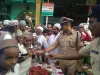 ईद के मौके पर मुंबई पुलिस ने नमाजियों को गुलाब बांटे, भाईचारे का संदेश