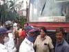 कल्याण के शिवाजी चौक इलाके में एसटी ड्राइवर और ट्रैफिक पुलिस सीधे भिड़ गई