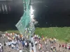 30 सेकंड का वीडियो... तेजी से हिलने लगा पुल, लोग संभलते इससे पहले नदी में जा गिरे