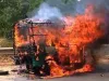 ठाणे में डिवाइडर से टकराने के बाद ऑटो में लगी आग... गाड़ी में सवार महिला की मौत, ड्राइवर भी झुलसा