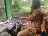 मुंबई में बेस्ट चालक का मोबाइल फोन पर बात करते हुए वीडियो वायरल...