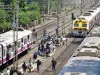 नवी मुंबई में रेलवे ट्रैक के पास लगी आग, हार्बर लाइन पर लोकल ट्रेन सेवाएं बाधित; यात्री हुए परेशान