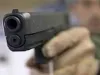 दो अज्ञात व्यक्ति बंदूक की नोक पर गहने की दुकान में 130 ग्राम सोना लूट लिया