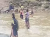  महाराष्ट्र के नासिक में जान जोखिम में डालकर स्कूल जा रहे बच्चे...  इस तरह कर रहे नदी पार