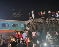 ओडिशा में बड़ा रेल हादसा; राष्ट्रपति और पीएम मोदी सहित अन्य नेताओं ने जताया दुख, रेलवे ने जारी क‍िए हेल्‍पलाइन नंबर