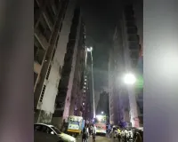 मुंबई के कुर्ला इलाके में कोहिनूर अस्पताल के सामने एक इमारत में आग लगने के बाद 50 से अधिक लोगों को बचाया गया