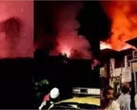 मुंबई के कुर्ला पूर्व के कुरेशी नगर में एक झुग्गी बस्ती में लगी आग, दमकल की गाड़ियां मौके पर पहुंची