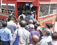 मुंबई वालों की लोकल के बाद दूसरी लाइफ लाइन बेस्ट की बसें...  बढ़ रहा यात्रियों का इंतजार