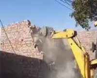 धारावी में मनपा की अवैध निर्माण पर कार्रवाई ...