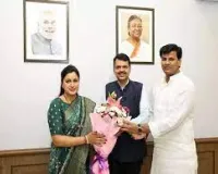 भाजपा की लोकसभा उम्मीदवार नवनीत राणा ने अपने पति रवि राणा के साथ उपमुख्यमंत्री देवेंद्र फड़नवीस से की मुलाकात 